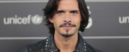 Descubre a Fredi Leis, cantautor gallego que fue telonero de Rozal&eacute;n y Alejandro Sanz y que cantar&aacute; con Raphael 