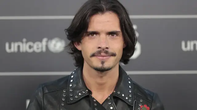 Descubre a Fredi Leis, cantautor gallego que fue telonero de Rozalén y Alejandro Sanz y que cantará con Raphael