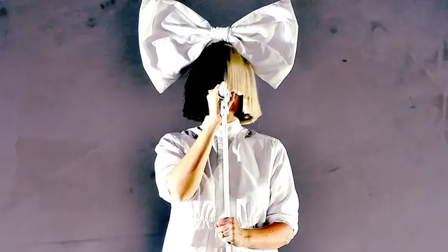 Sia canta 'Snowman' junto a North West, hija de Kim Kardashian, en la fiesta de navidad del clan celebrity