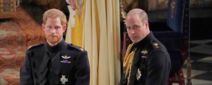 El príncipe Guillermo y el príncipe Harry el día de la boda de este último.