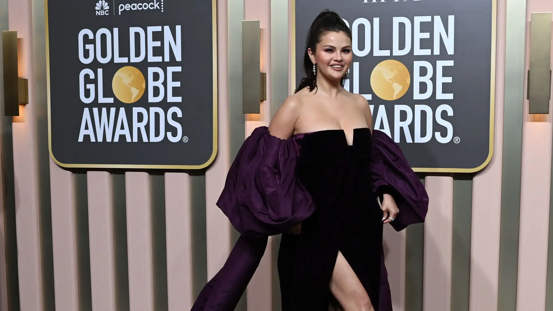 Selena Gomez acudió vestida de Valentino a los Globos de Oro 2023.
