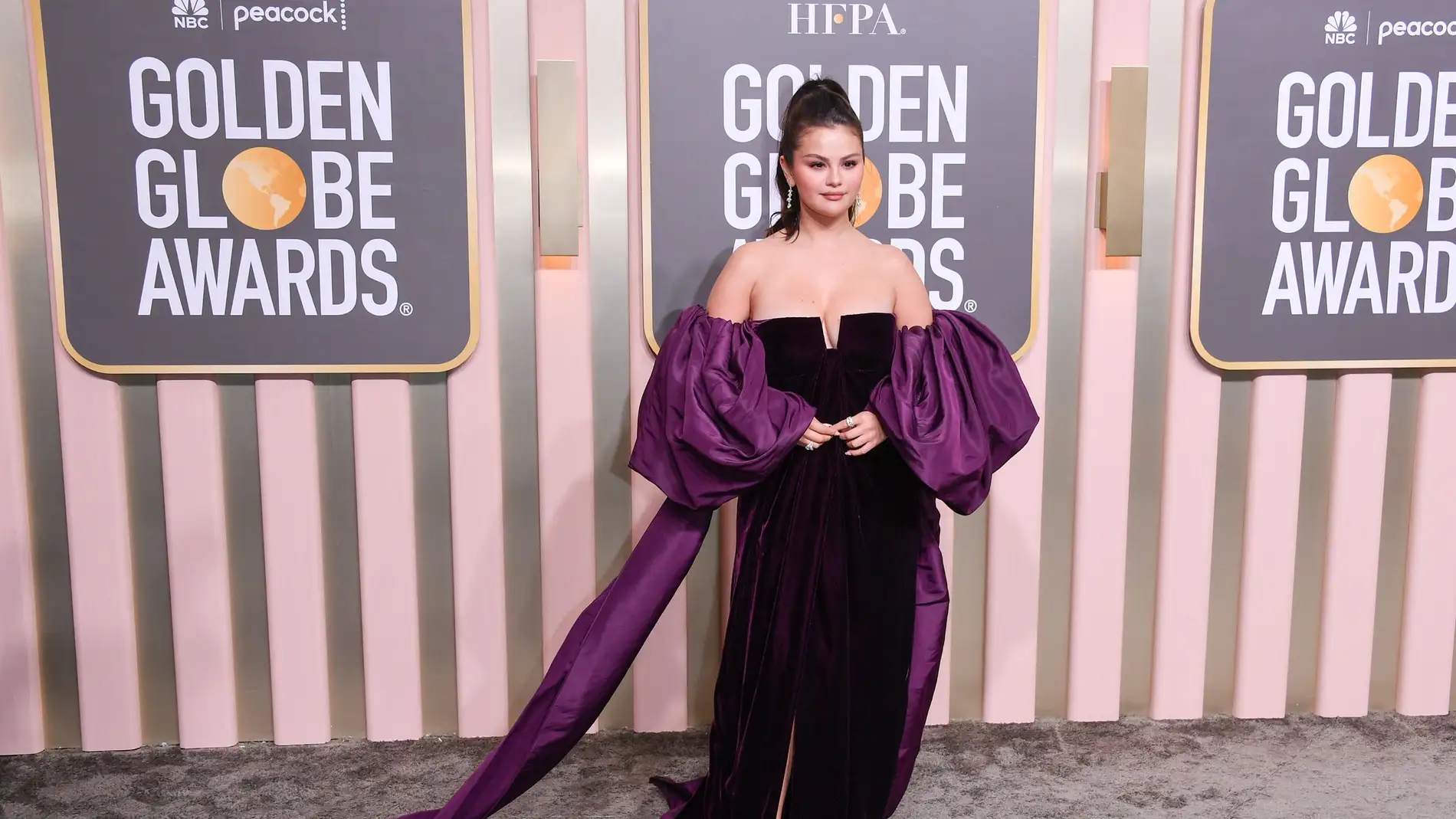 Selena Gomez, con un vestido de terciopelo de Valentino en los Globos de Oro de 2023.