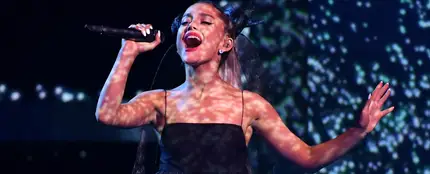 Ariana Grande responden a aquellos que dicen que ya no es cantante cantando 'Somewhere over the rainbow' Ariana Grande responden a aquellos que dicen que ya no es cantante cantando 'Somewhere over the rainbow'