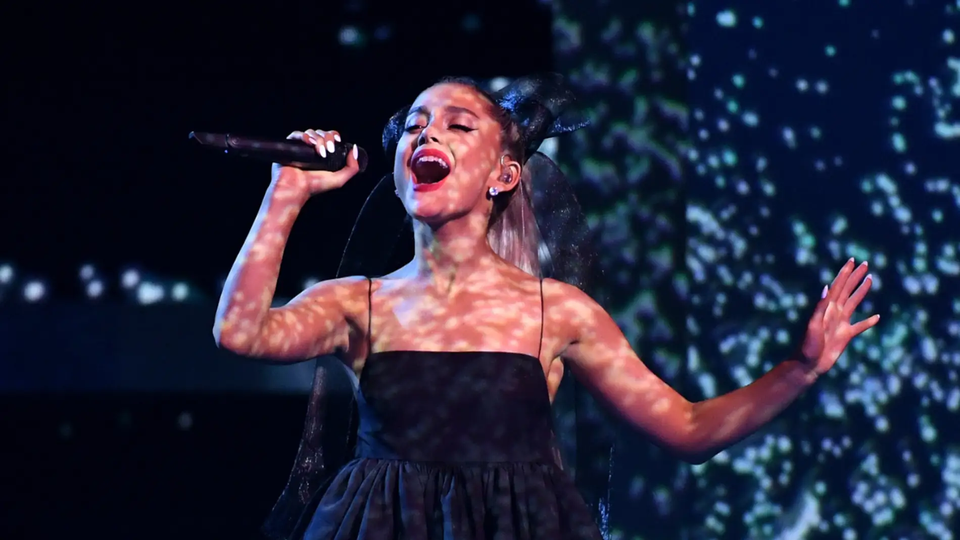 Ariana Grande responden a aquellos que dicen que ya no es cantante cantando 'Somewhere over the rainbow'