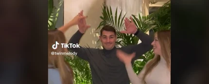Iker Casillas baila 'Sayonara' con Twin Melody. Iker Casillas baila 'Sayonara' con Twin Melody.