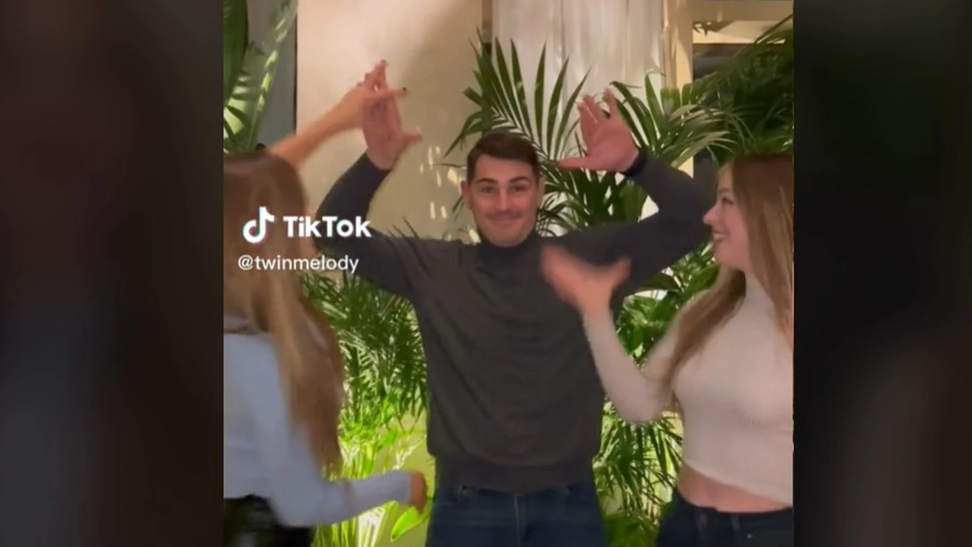 Iker Casillas baila 'Sayonara' con Twin Melody.