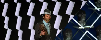 Leiva recoge el Goya a Mejor canción original por 'Sintiéndolo mucho'. Leiva recoge el Goya a Mejor canción original por 'Sintiéndolo mucho'.