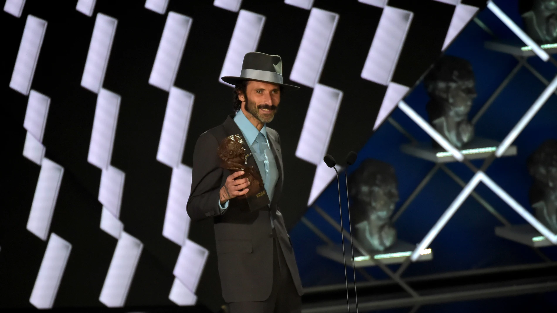 Leiva recoge el Goya a Mejor canción original por 'Sintiéndolo mucho'. Leiva recoge el Goya a Mejor canción original por 'Sintiéndolo mucho'.