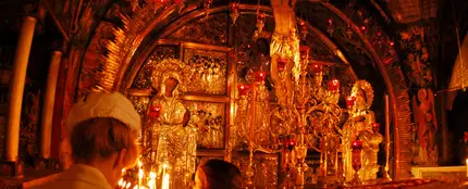 Una iglesia durante una misa Una iglesia durante una misa