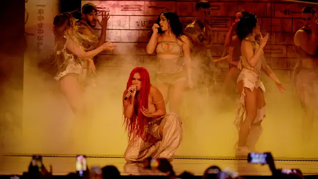 Karol G, durante su actuación en los Latin Grammy de 2023.