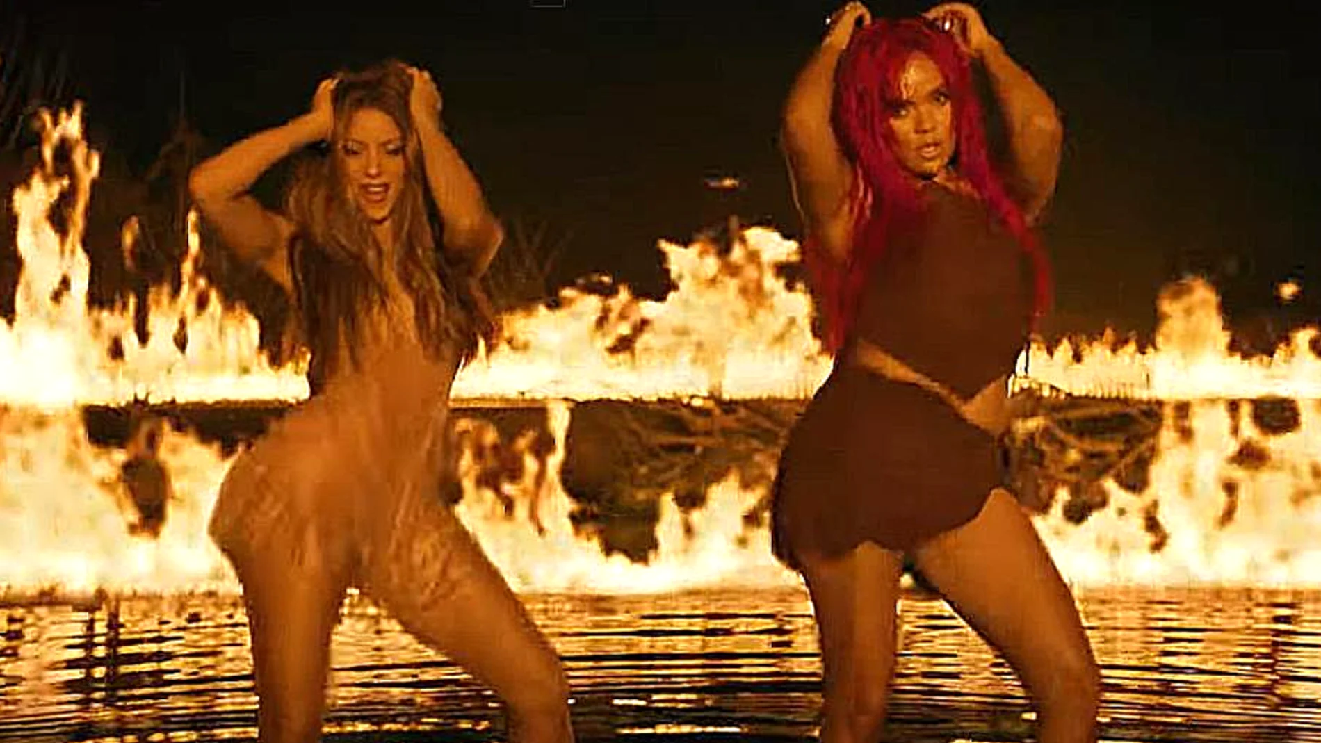Karol G y Shakira baten en el vídeo de 'TQG'