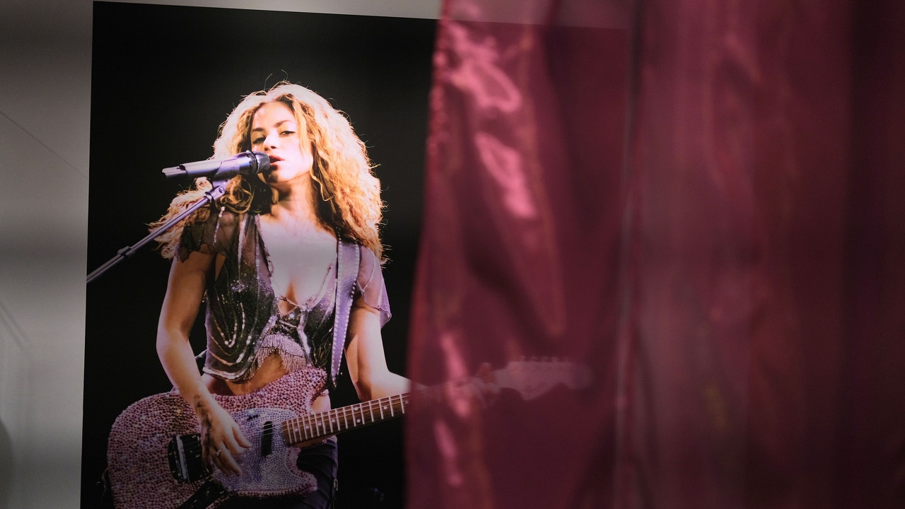 What can be seen in the Shakira exhibition at the Grammy Museum in Los Angeles