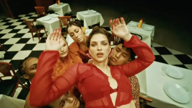 Josh Huerta, bailarín de Chanel, repite en Eurovisión junto a Mae Muller, representante de Reino Unido
