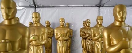 Las estatuas de los Oscar se encuentran en una carpa mientras se trabaja en los preparativos para la 95&ordf; ceremonia anual de los Premios de la Academia