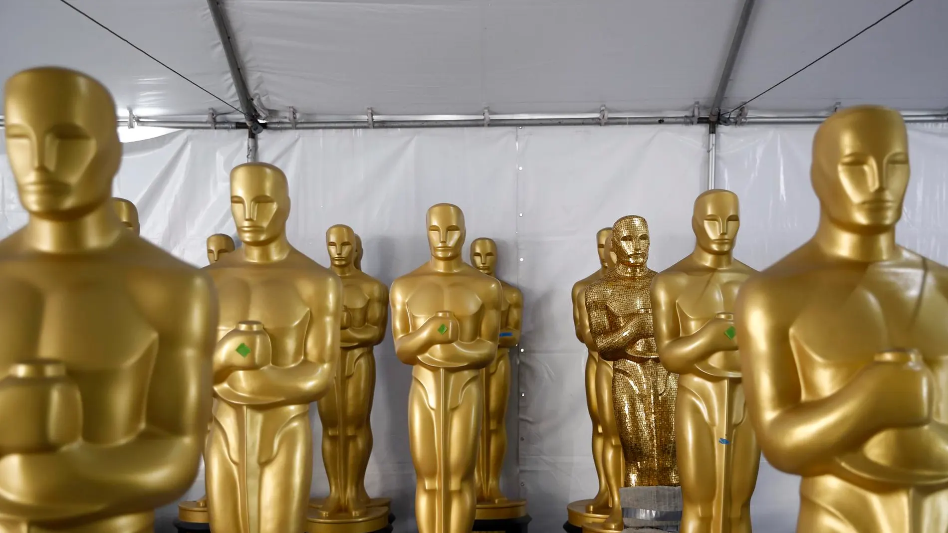 Las estatuas de los Oscar se encuentran en una carpa mientras se trabaja en los preparativos para la 95ª ceremonia anual de los Premios de la Academia