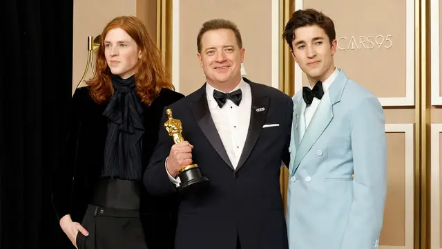 Brendan Fraser con sus hijos Holden Fraser y Leland Fraser.