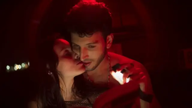 Sebastián Yatra y Milena Smith en el vídeo de 'Una noche sin pensar'