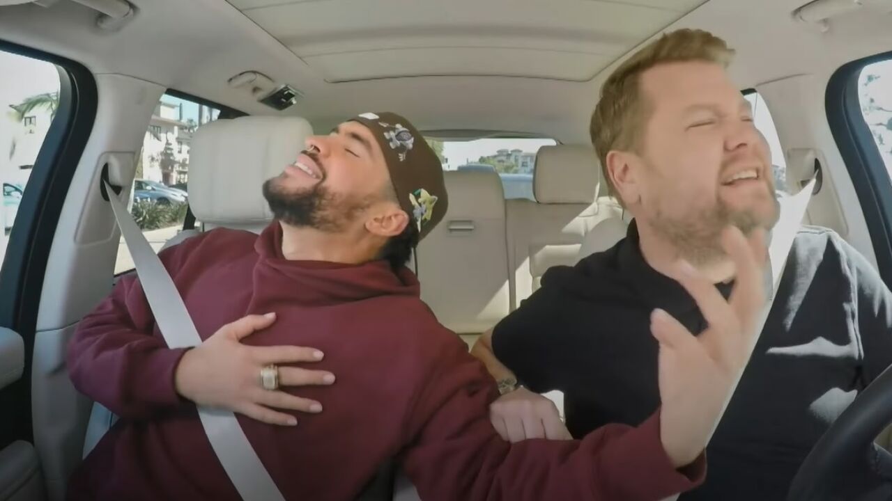 Bad Bunny se desvive cantando por Ariana Grande en el Carpool Karaoke