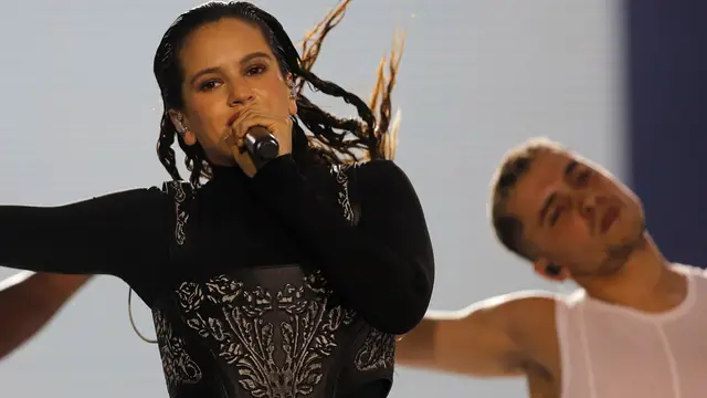 Rosalía interpretando 'Bizcochito' en el Festival Lollapalooza