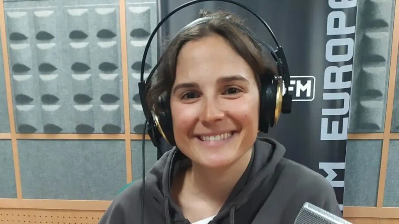 Irati Idiakez, en el estudio de Europa FM. Irati Idiakez, en el estudio de Europa FM.