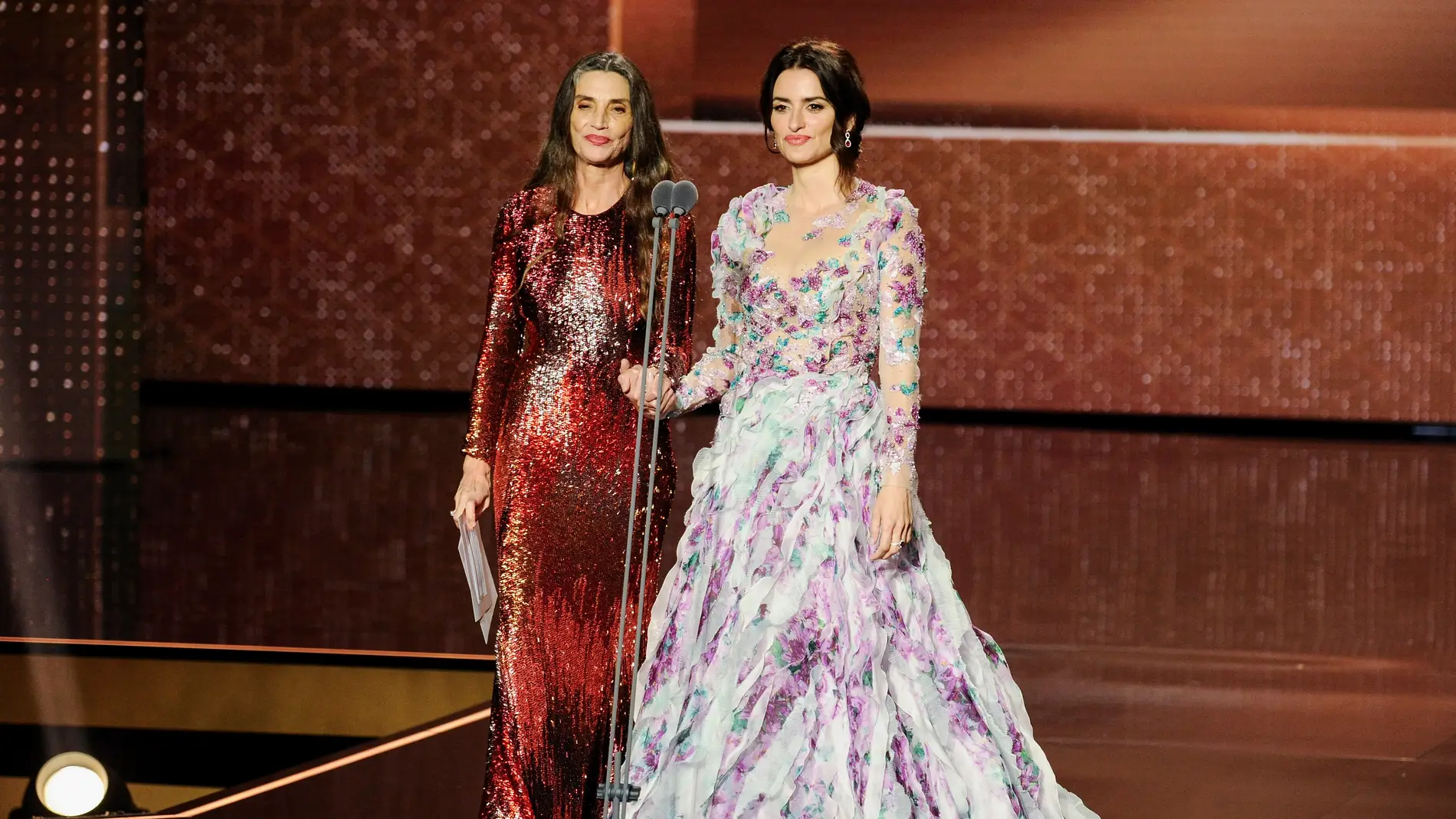 Penélope Cruz con Ángela Molina en los premios Goya 2020.