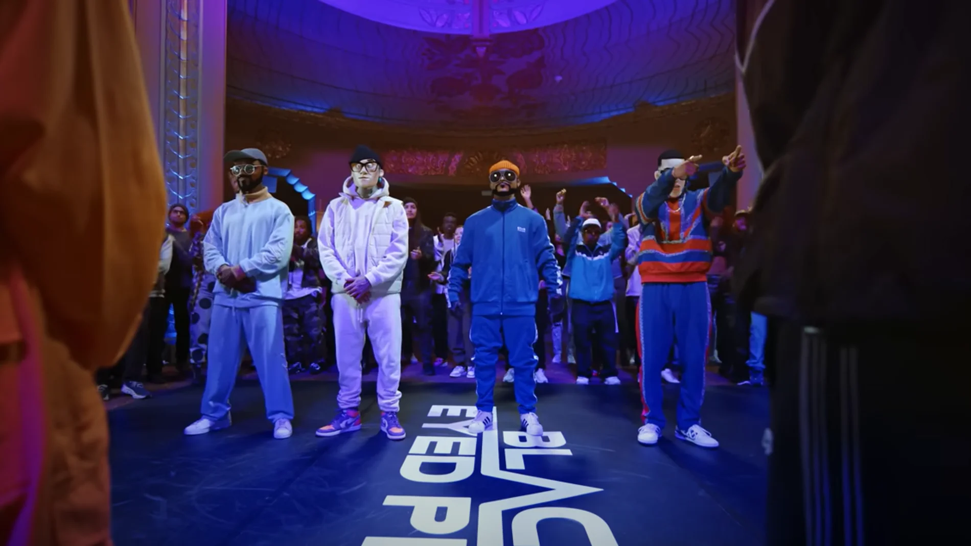 Black Eyed Peas y Daddy Yankee lo dan todo en el videoclip animado de 'Bailar Contigo'