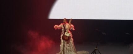 Blanca Paloma introduce un arco y una guitarra el&eacute;ctrica en su actuaci&oacute;n con 'EAEA' en el Eurovision in Concert de Amsterdam