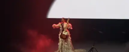 Blanca Paloma introduce un arco y una guitarra eléctrica en su actuación con 'EAEA' en el Eurovision in Concert de Amsterdam Blanca Paloma introduce un arco y una guitarra eléctrica en su actuación con 'EAEA' en el Eurovision in Concert de Amsterdam