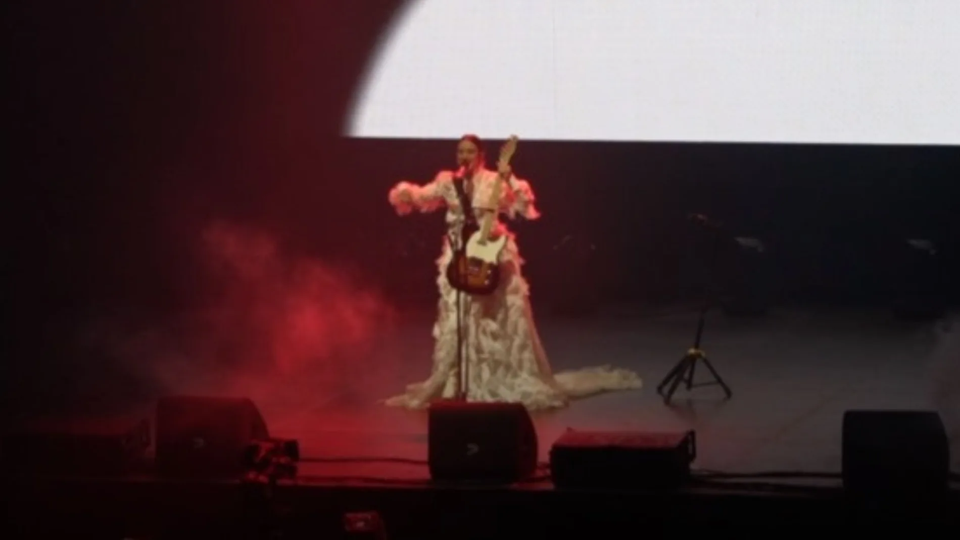 Blanca Paloma introduce un arco y una guitarra eléctrica en su actuación con 'EAEA' en el Eurovision in Concert de Amsterdam