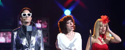 La fantasía de Josie como The Buggles… ¡con dos coristas muy especiales! La fantasía de Josie como The Buggles… ¡con dos coristas muy especiales!