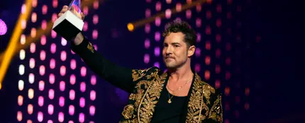 David Bisbal recoge el premio de honor por 20 años de carrera en los Latin AMAs 2023 David Bisbal recoge el premio de honor por 20 años de carrera en los Latin AMAs 2023