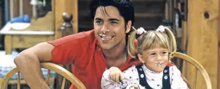 John Stamos con una de las hermanas Olsen en 'Padres forzosos'. John Stamos con una de las hermanas Olsen en 'Padres forzosos'.