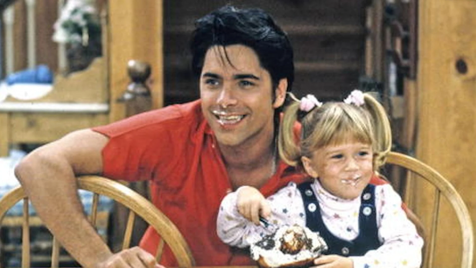 John Stamos con una de las hermanas Olsen en 'Padres forzosos'.