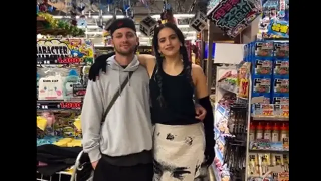 Rosalía causa sensación con la falda de Aphex Twin en Japón