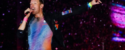 Chris Martin sube al escanario a dos fans mientras canta &#39;Everglow&#39; en el concierto de Coldplay en Coimbra 