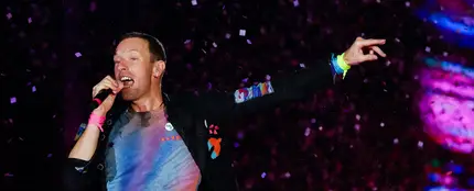 Chris Martin sube al escanario a dos fans mientras canta 'Everglow' en el concierto de Coldplay en Coimbra Chris Martin sube al escanario a dos fans mientras canta 'Everglow' en el concierto de Coldplay en Coimbra