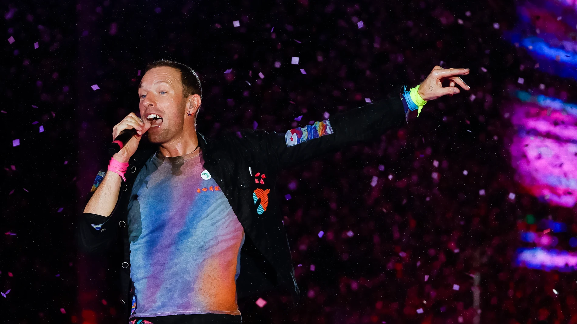Chris Martin sube al escanario a dos fans mientras canta 'Everglow' en el concierto de Coldplay en Coimbra Chris Martin sube al escanario a dos fans mientras canta 'Everglow' en el concierto de Coldplay en Coimbra