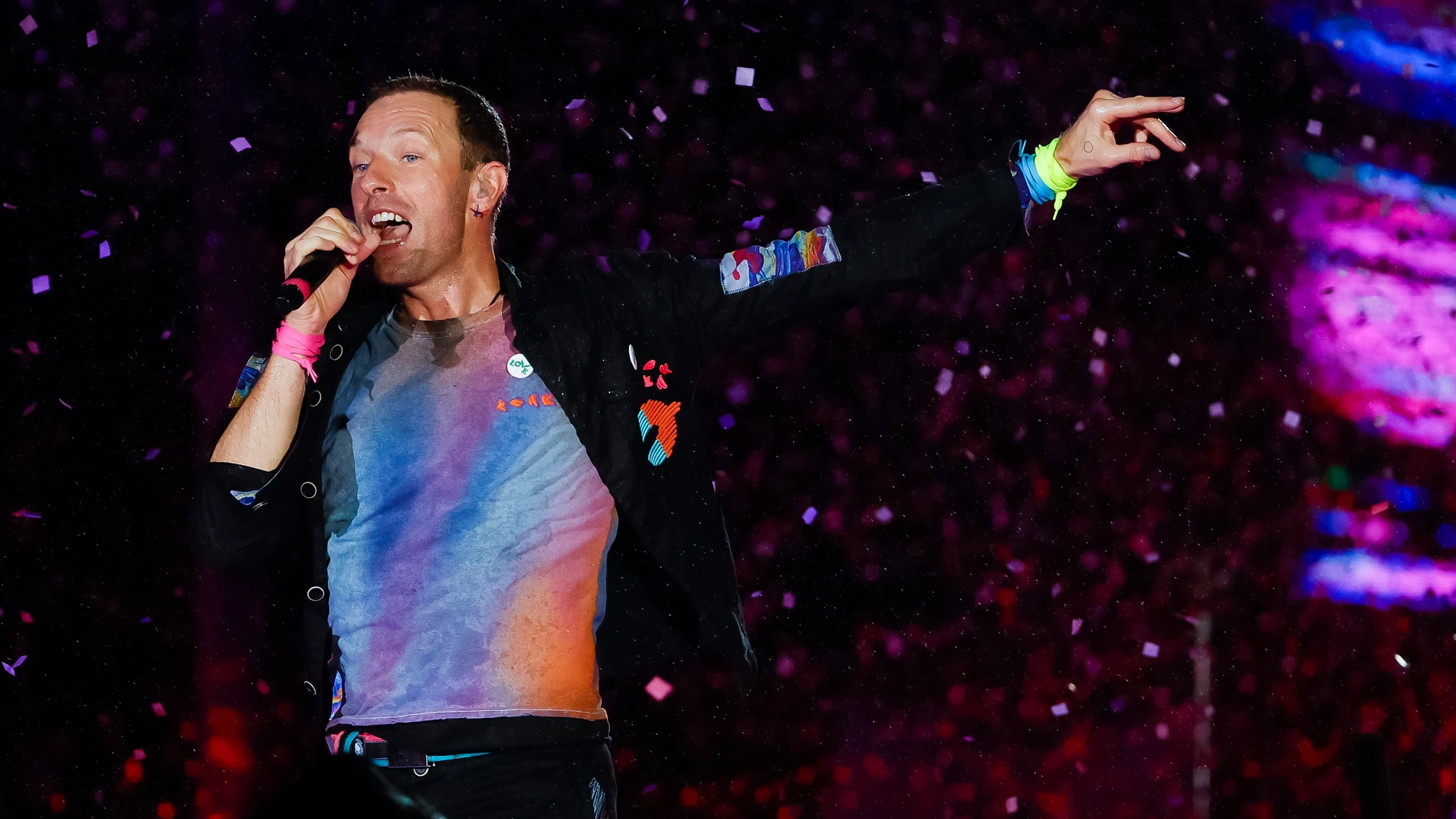 Chris Martin sube al escanario a dos fans mientras canta 'Everglow' en el concierto de Coldplay en Coimbra 