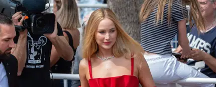 Jennifer Lawrence combina un vestido de Dior con un par chanclas en los pies en el Festival de Cannes Jennifer Lawrence combina un vestido de Dior con un par chanclas en los pies en el Festival de Cannes