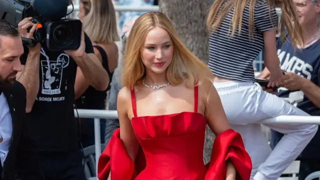 Jennifer Lawrence combina un vestido de Dior con un par chanclas en los pies en el Festival de Cannes