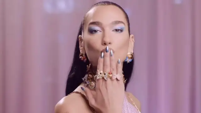 Dua Lipa nos transporta a los años 80 con 'Dance the night', su canción para la película 'Barbie'