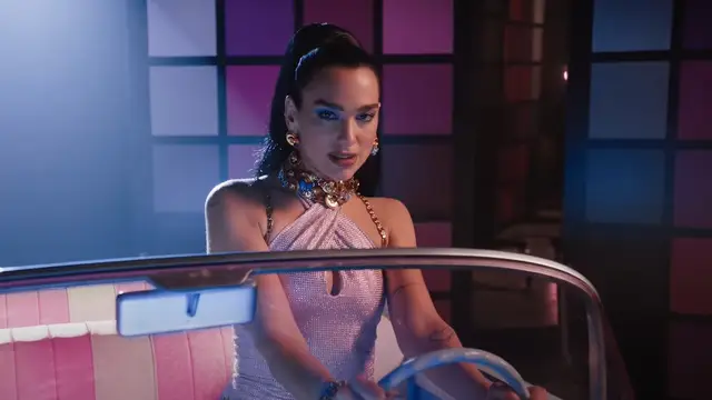 Dua Lipa nos transporta a los años 80 con 'Dance the night', su canción disco para la película 'Barbie'
