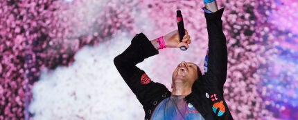 Coldplay rinde homenaje a Tina Turner por segunda noche consecutiva tocando ‘What’s love got to do with it’ al piano con un fan