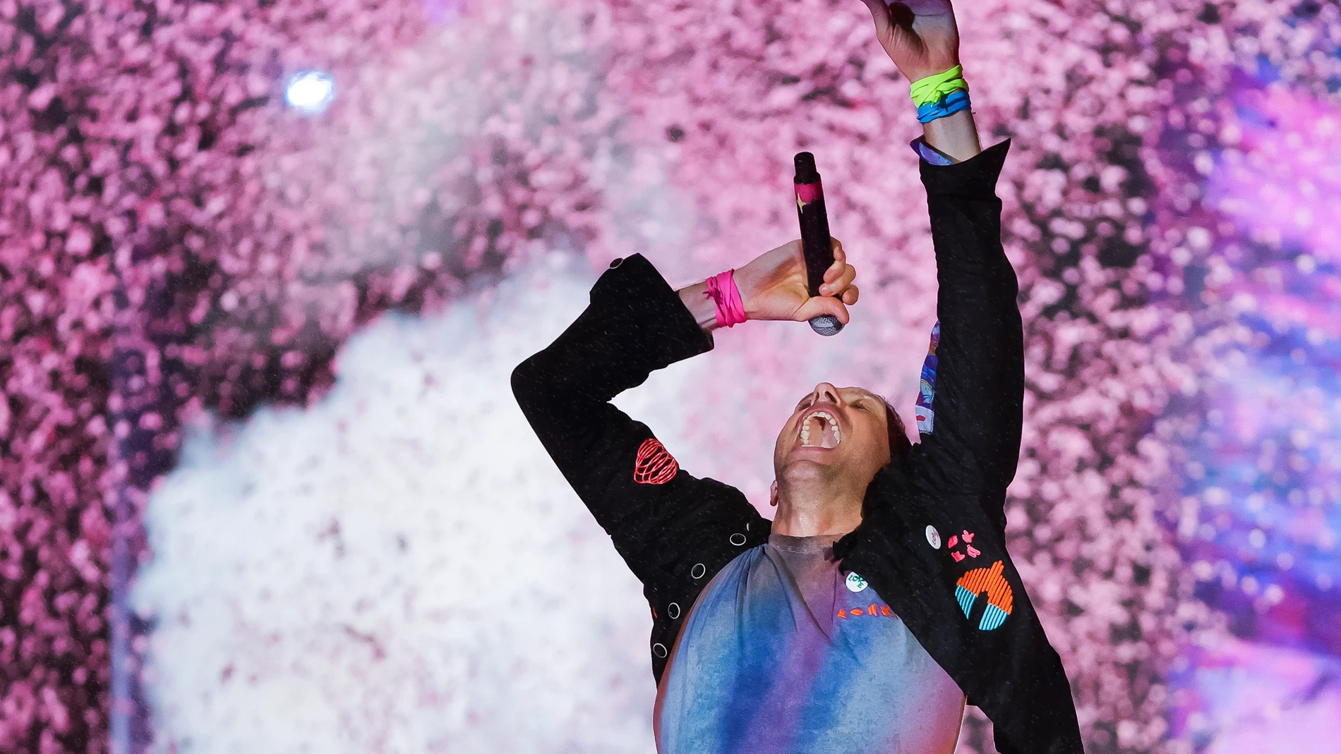 Coldplay rinde homenaje a Tina Turner por segunda noche consecutiva tocando ‘What’s love got to do with it’ al piano con un fan
