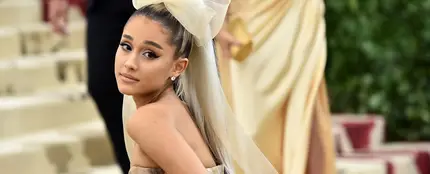 La reacción de Ariana Grande al percatarse de que unos drones le están grabando en el set de rodaje de 'Wicked' La reacción de Ariana Grande al percatarse de que unos drones le están grabando en el set de rodaje de 'Wicked'