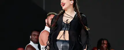 Rosalía se come un churro en pleno show en Milán y dedica unas palabras a la música en italiano Rosalía se come un churro en pleno show en Milán y dedica unas palabras a la música en italiano