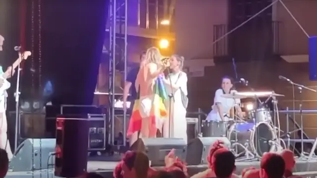 La Policía Local de Murcia pide públicamente disculpas a Rocío Saiz por el inspector que interrumpió su concierto.