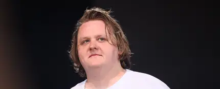 Lewis Capaldi, durante su concierto en el festival de música Glastonbury, el pasado sábado. Lewis Capaldi, durante su concierto en el festival de música Glastonbury, el pasado sábado.