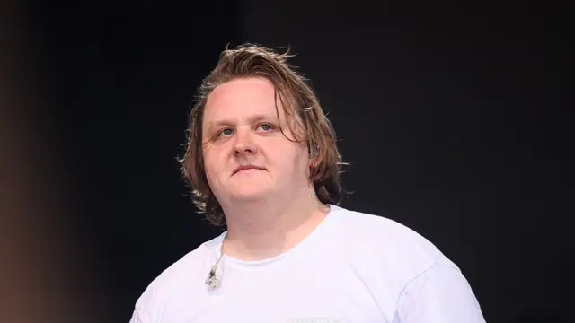 Lewis Capaldi, durante su concierto en el festival de música Glastonbury, el pasado sábado.