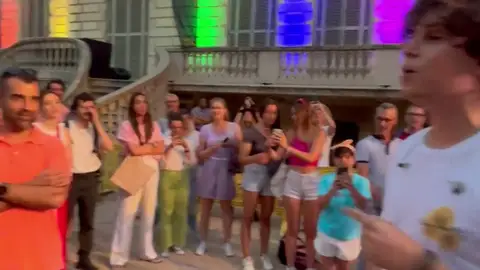 Roger Padrós canta con el público del Clotilde Fest Roger Padrós canta con el público del Clotilde Fest